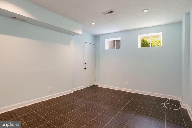 Building Photo - 3028 S Abingdon St