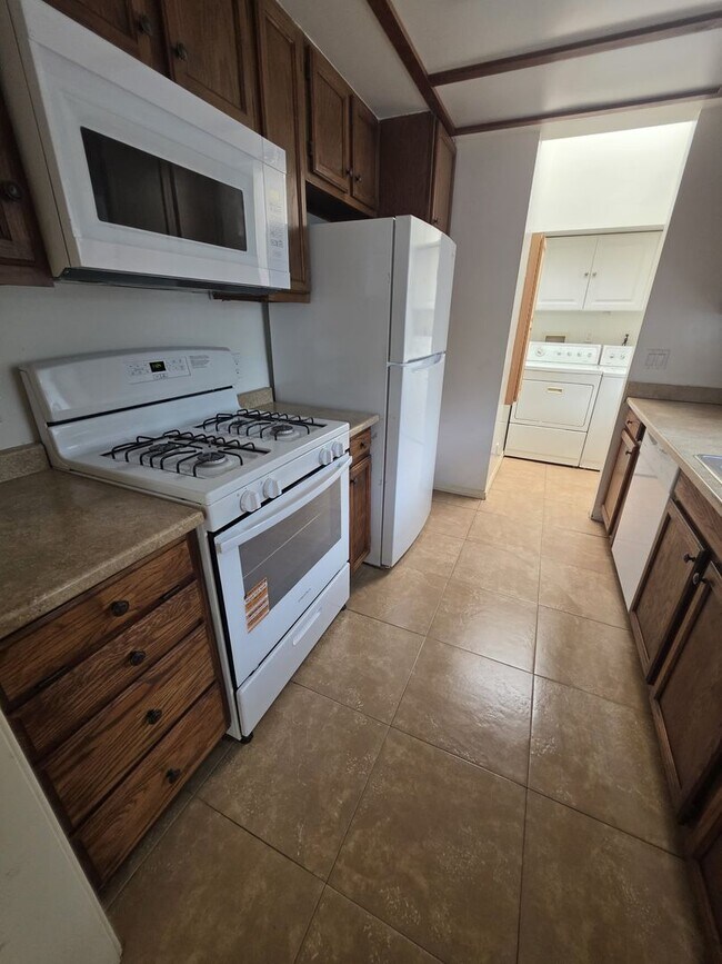 Building Photo - 2072