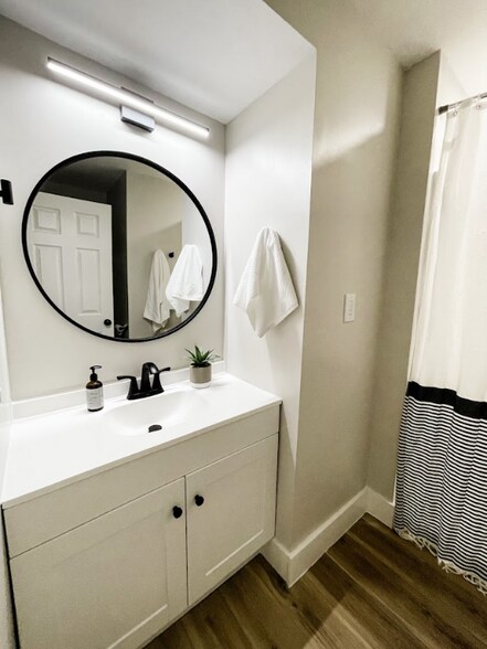 Building Photo - 410 W Maple St