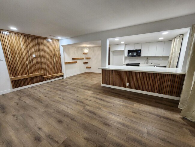 Building Photo - 4981 River Glen Dr