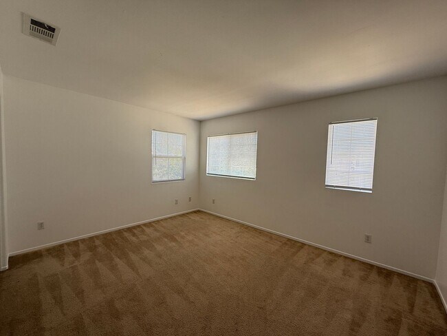 Building Photo - Palmdale 4 Bedroom + 3 Bath