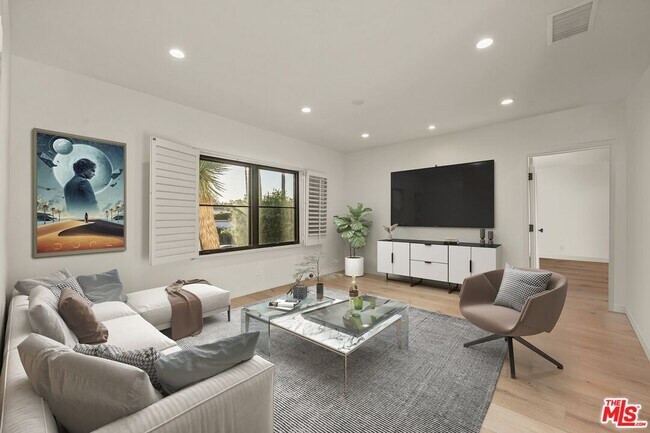 Building Photo - 520 N Bedford Dr