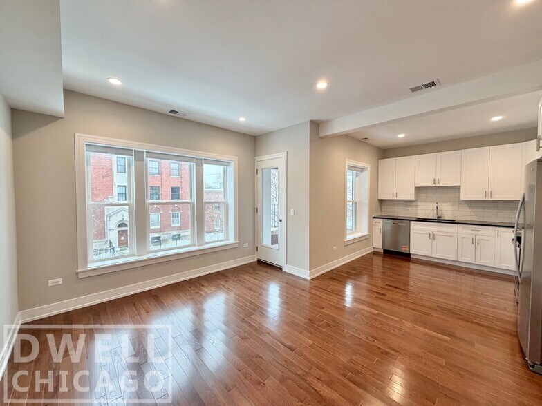 Building Photo - 1709 W Lunt Ave