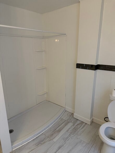 Building Photo - 732 Rockford Ave