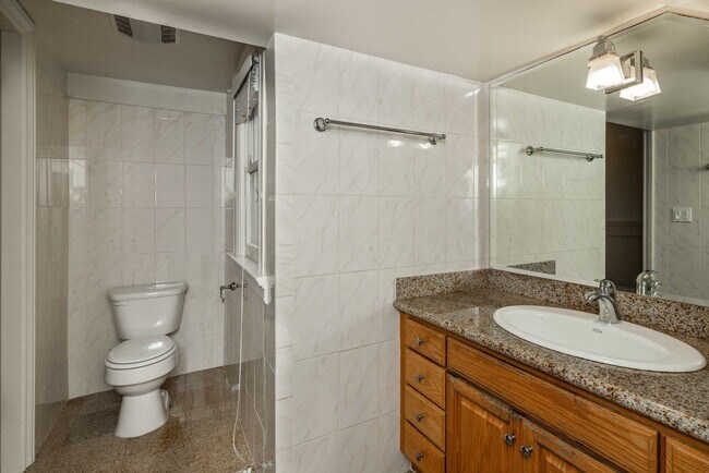 Building Photo - LARGE Full Floor 4BR/2BA. In-Unit Laundry, New Stainless Appliances!