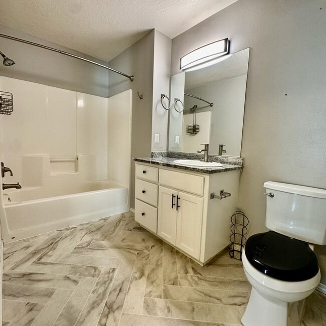 Building Photo - Modern 1 Bed, 1 Bath Ground-Floor Condo in...