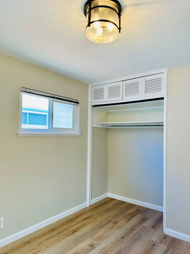Building Photo - Charming 3 Bedroom Home