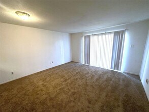 Building Photo - 2820 S Bartell Dr