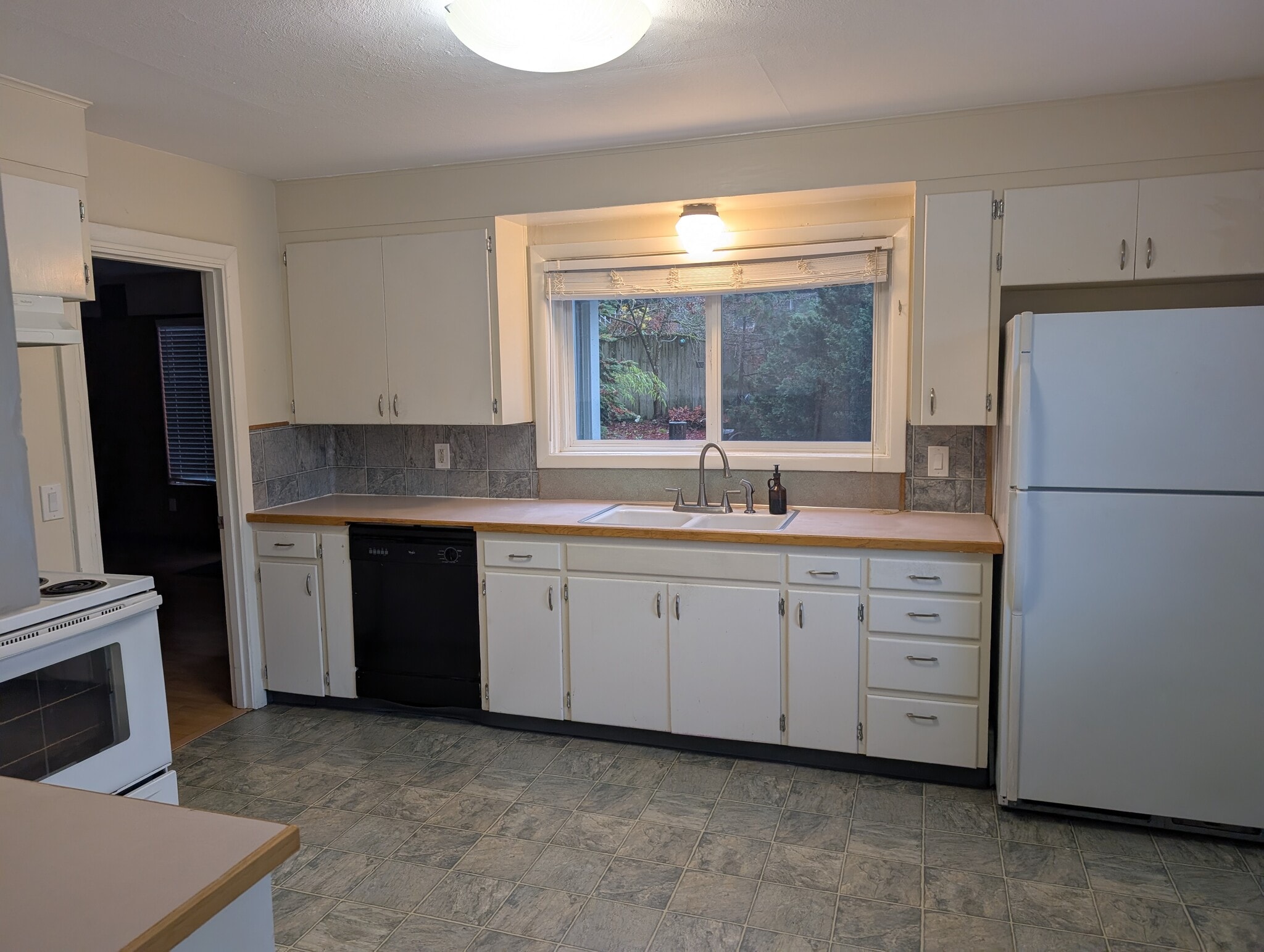 Building Photo - 2005 SE Taylor St