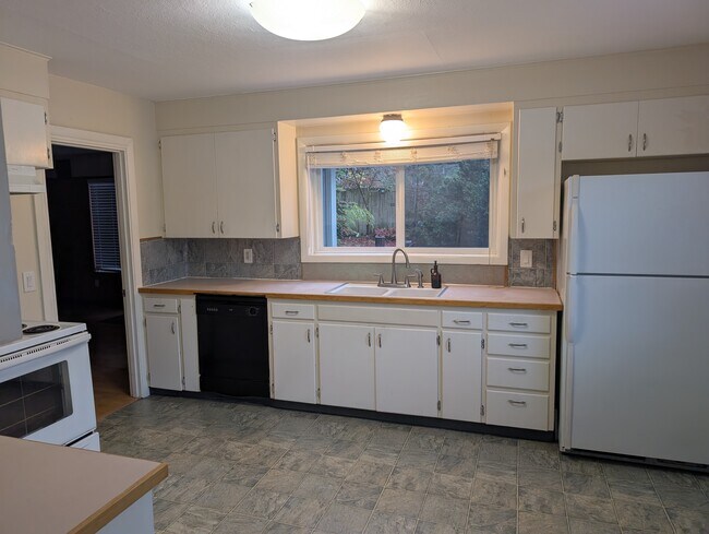 Building Photo - 2005 SE Taylor St