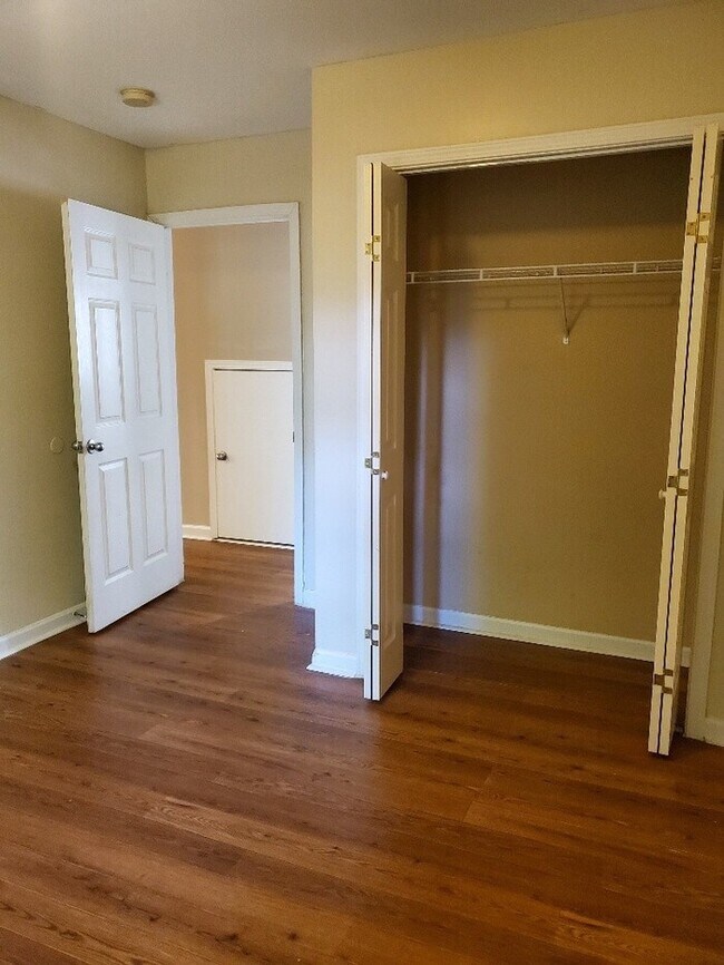 Building Photo - SPACIOUS 3 BEDROOM TOWNHOUSE FOR RENT IN GREENVILLE!