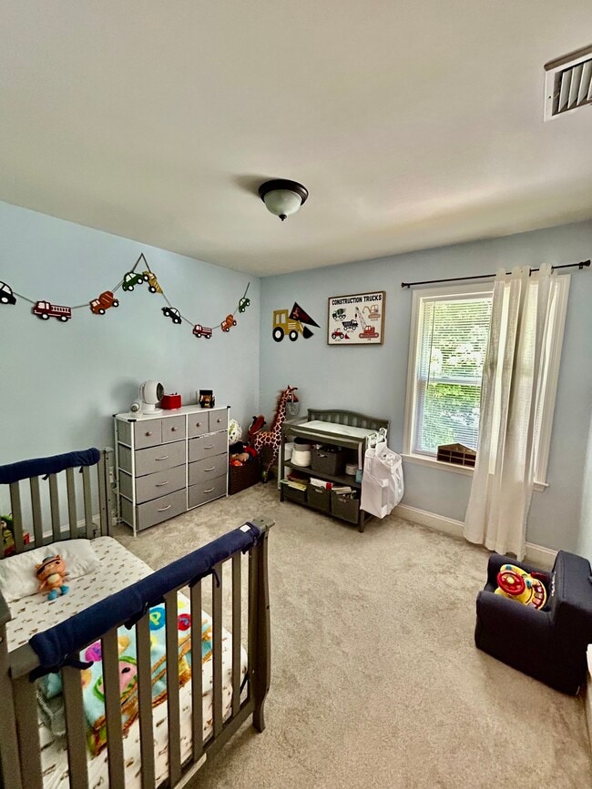 Building Photo - 14 Linden St