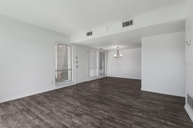 Building Photo - 60 Club House Dr