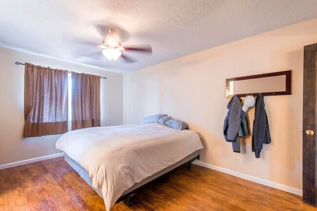 Building Photo - Three Bedroom Two Bath NE Heights