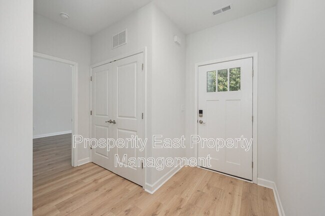 Building Photo - 605 Queens Rd