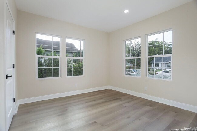 Building Photo - 207 Alvarez Pl