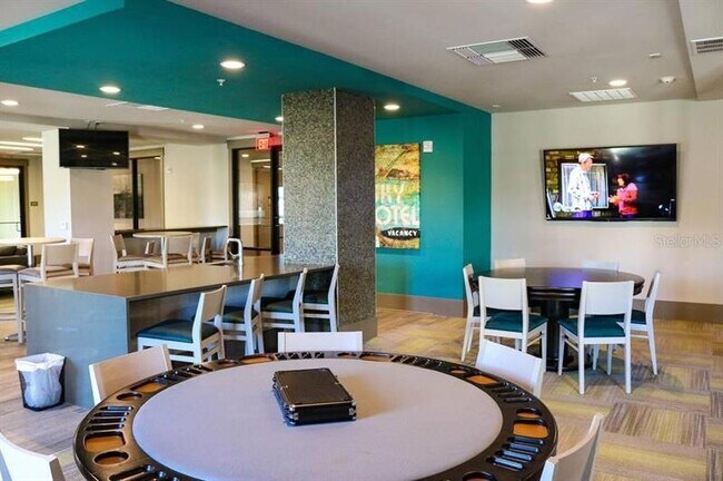 Building Photo - 1701 N Lois Ave