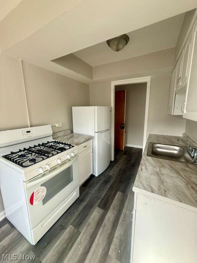 Building Photo - 2027 Warrensville Center Rd