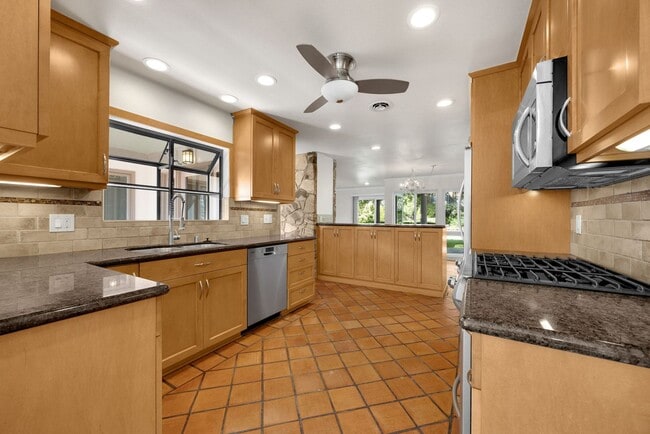 Building Photo - Adorable 3 Bed / 2 Bath Home w/ Detached 2 Car Garage