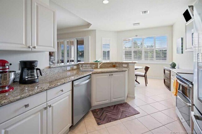 Building Photo - 2371 SW Carriage Hill Terrace