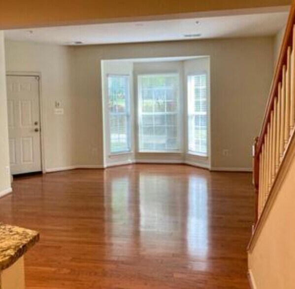 Living room - 2627 Eastbourne Dr