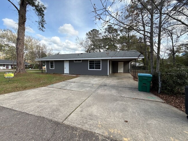 Building Photo - Country and City Side Home