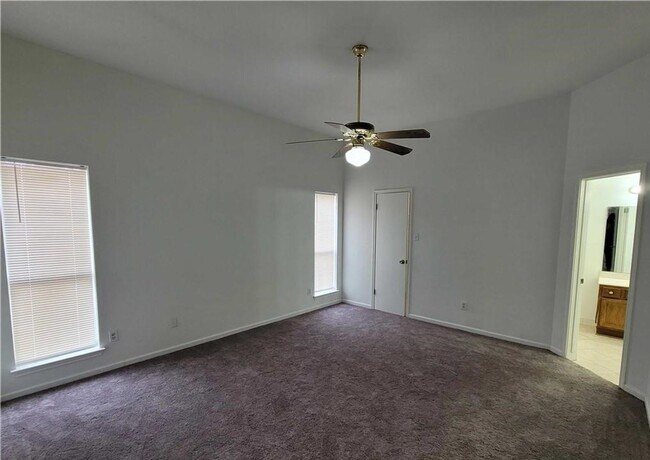 Building Photo - Upgraded 3 bedroom 2 bathroom home!  HOUSING ACCEPTED!