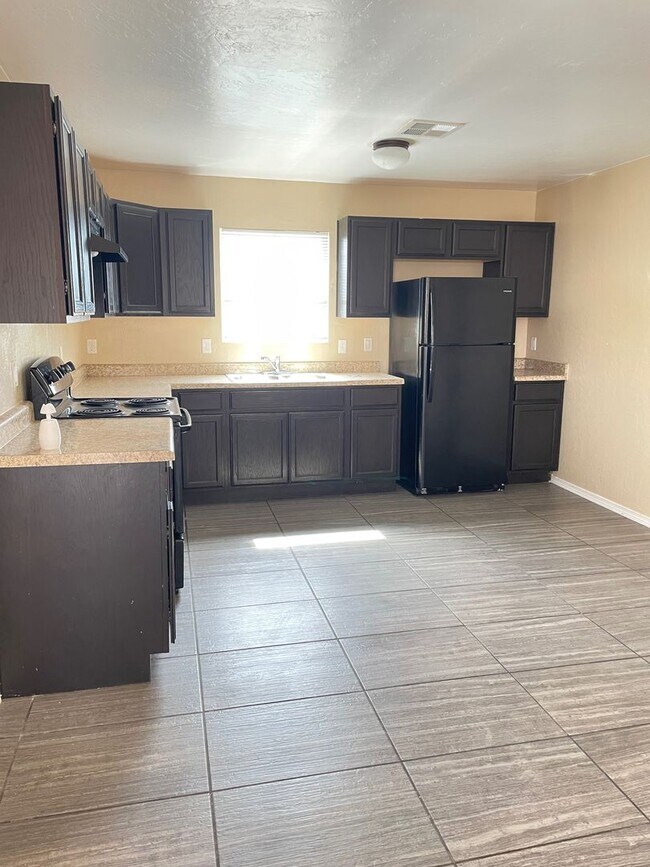 Building Photo - Center Way Apartments 3BDR - 2 BATH
