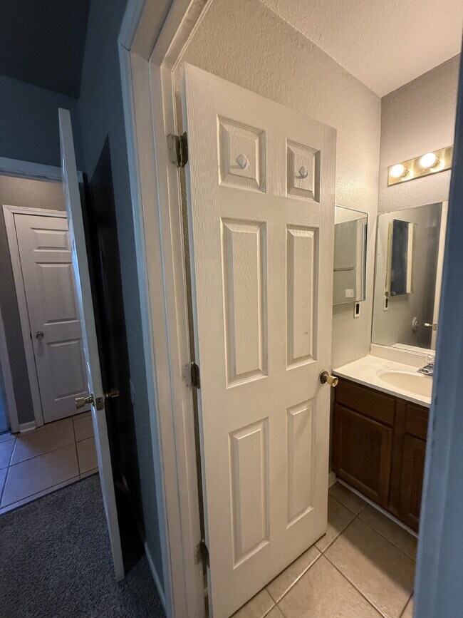 Building Photo - 3BR/Ba duplex in Branson West