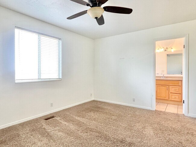 Building Photo - Lovely Sandy Home in Well Kept Neighborhood!