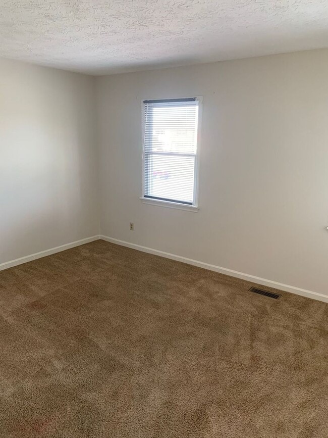 Building Photo - Townhome with new carpet for rent in the m...