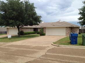Building Photo - 638 Park Place Drive