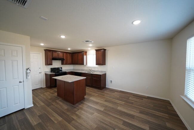 Building Photo - Beautiful home now available. Realtor Comm...