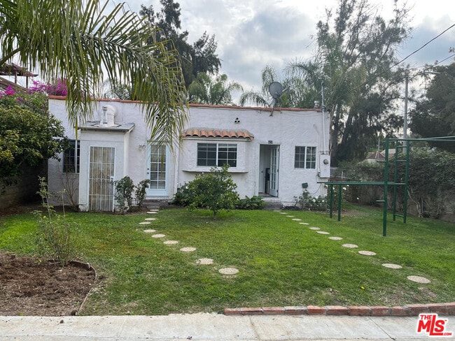 Building Photo - 101 N La Peer Dr
