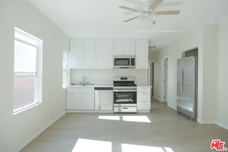 Building Photo - 407 N Coronado St