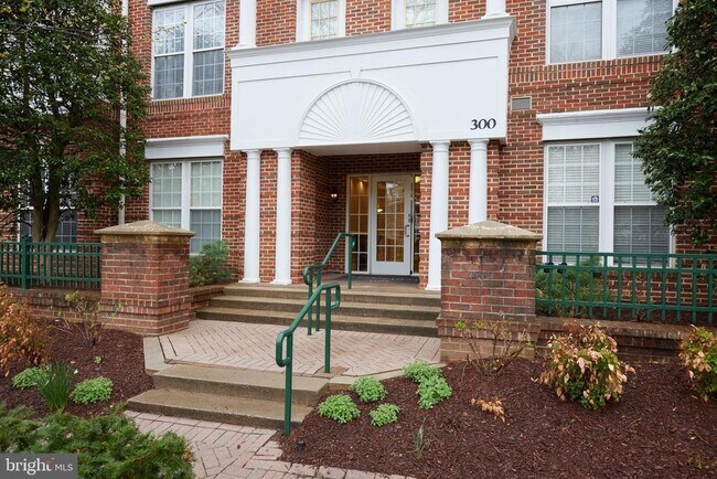 Primary Photo - 300 King Farm Blvd