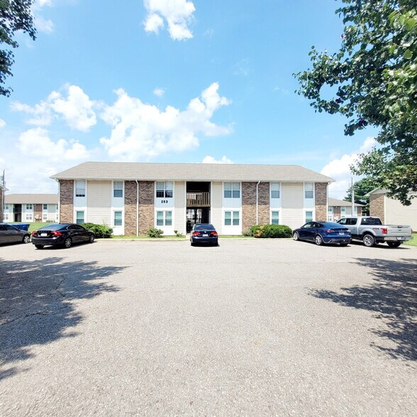 Building Photo - 253 White Oak Rd