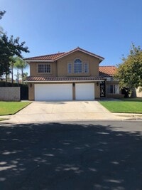 Building Photo - Absolutely stunning, decked out pool home in Corona won't last!