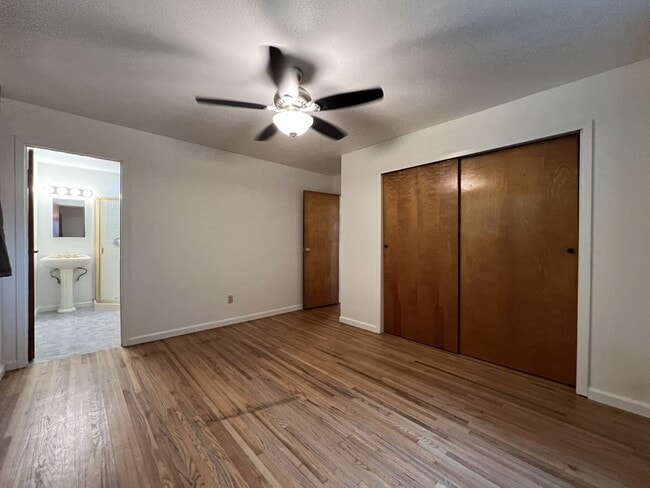 Building Photo - 1,192 Square Foot 3 bedroom, 2 bath privat...