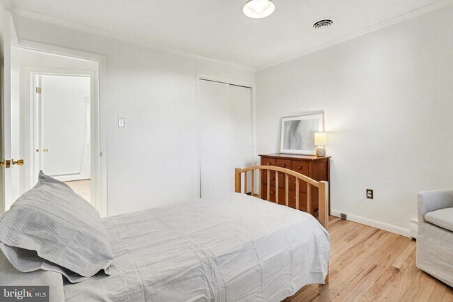 Building Photo - 8 Midland Ct