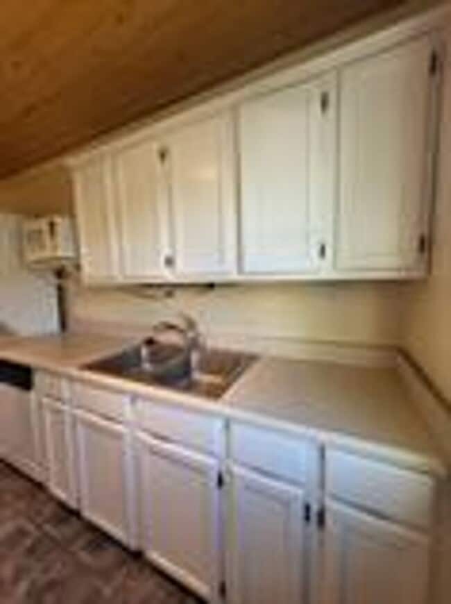 Building Photo - Balcony! In unit washer dryer! Bus route!