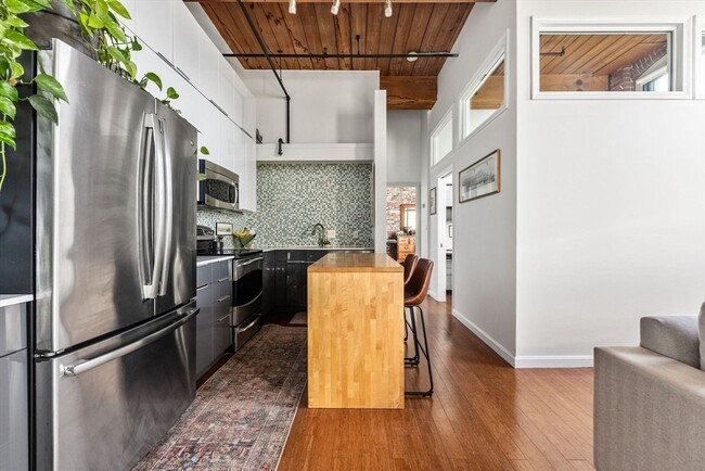 Building Photo - 320 W 2nd St