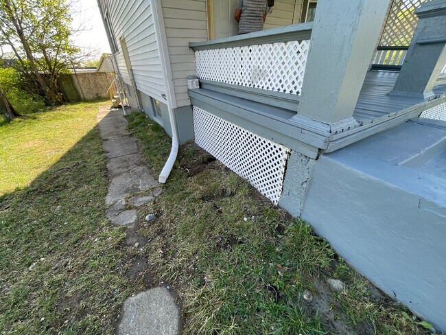 Building Photo - DAYTON, OH - FIVE OAKS - 3 BEDROOM/1 BATH ...