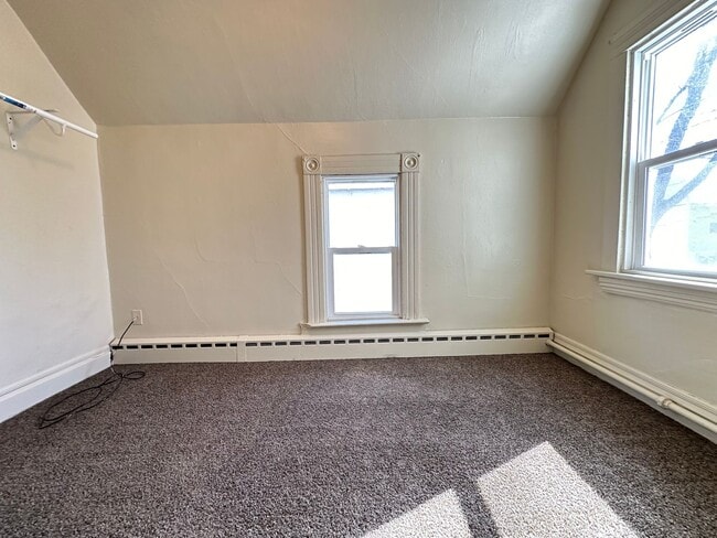Building Photo - *LEASE SPECIAL* Spacious 3+ bedroom house $795