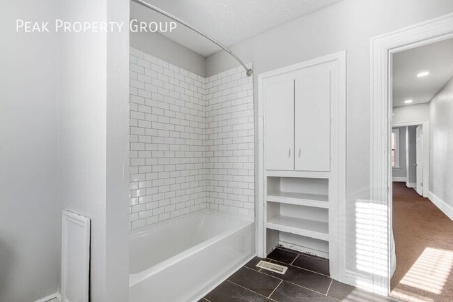 Building Photo - 419 E Mithoff St