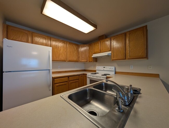 Building Photo - 3 bdrm/2 bthrm Duplex with Single Car Gara...