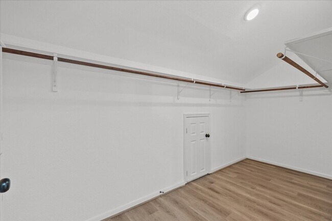 Building Photo - 401 Paradise Dr