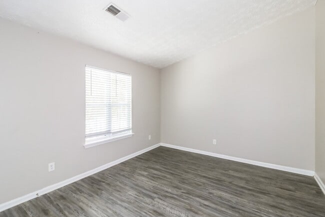 Building Photo - 548 Sherwood Greens