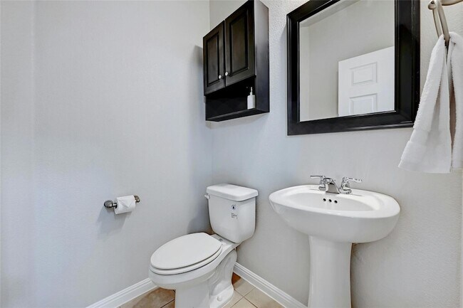 Building Photo - 912 Sleepy Dell Ln