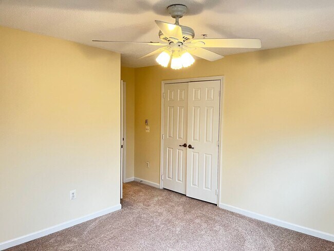 Building Photo - Beautiful 2 bed/2 bath condo in Reston...walk to RESTON TOWN CENTER!!